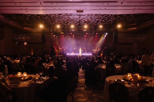 MELİKE ŞAHİN YENİ YILI SAHNEDE KARŞILADI