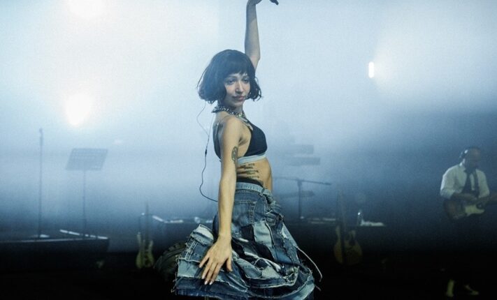 ZEYNEP BASTIK SAHNEYİ DANSLARIYLA YAKTI GEÇTİ!