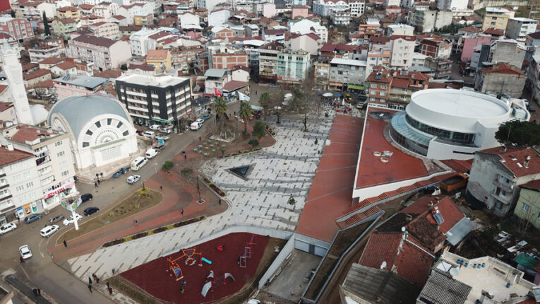 Biz o muhtarlık binasına tabiri caizse Turist Ömer gibi geçerken uğramayacağız.
