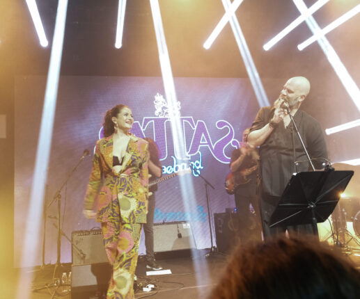 ATİYE ‘den büyüleyici sahne performansı | İlk defa reggae tarzında hem söyledi hem eğlendirdi