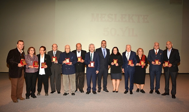 İzmirli Diş Hekimlerine Teşekkür Plaketi