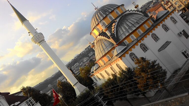 Müftünün Talimatıyla Camiye “Hülle” Dernek!