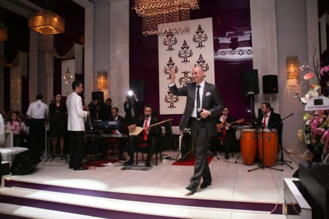 Alper Alparslan, Özel Yürekler Kurs Merkezi Sergisinde Mini Konser Verdi