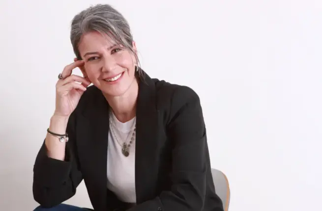 ÖZLEM ÇETİNKAYA’NIN İÇTEN, ŞEFKATLİ, GERÇEKÇİ KALEMİYLE ÇARPICI BİR ANNE KIZ HİKÂYESİNİ ANLATTIĞI “ANNE ÇİÇEKLERİ” ROMANI RAFLARDA!