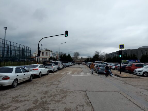 OKUL BÖLGESİNDE GÜVENLİK VE TRAFİK SORUNU ÇOÇUKLAR İÇİN TEHLİKE ARZ EDİYOR.