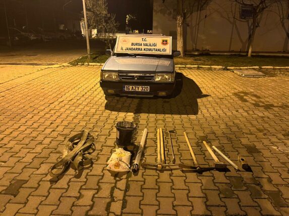İZNİK’TE KAÇAK KAZIYA JANDARMADAN SUÇÜSTÜ