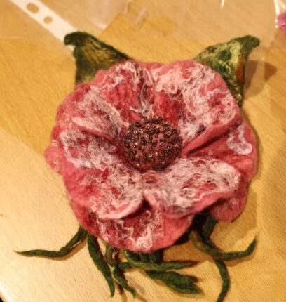 KADINLAR KENDİLERİNE YAKA ÇİÇEKLERİ YAPTI