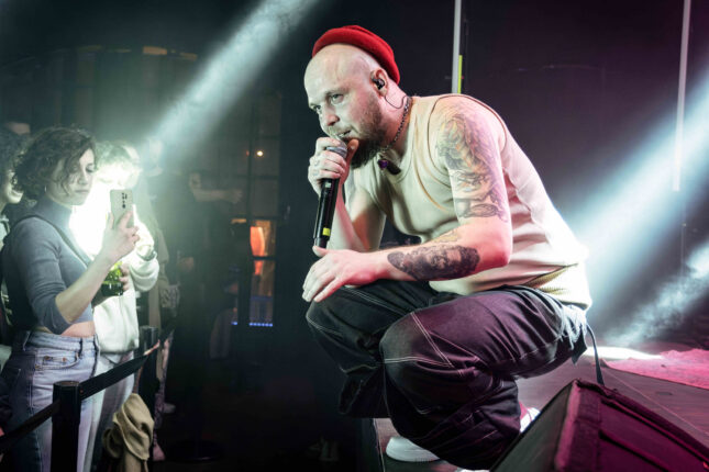 AGA B’NİN YENİ DURAĞI 24 ŞUBAT ZORLU PSM %100 STUDİO SAHNESİ