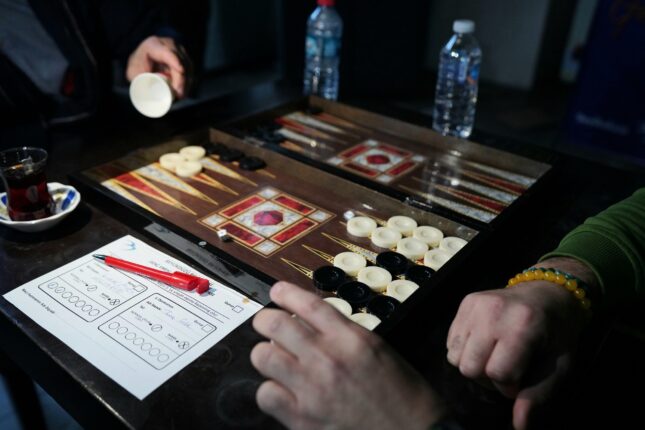 BEYLİKDÜZÜ’NDE EMEKLİLER İÇİN ÖDÜLLÜ TAVLA TURNUVASI