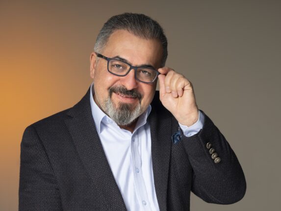 Halk Ozanından Eşine Anlamlı Hediye