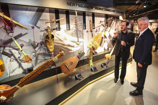NEW ENGLAND KONSERVATUVARI’NIN BAĞIŞLADIĞI ENSTRÜMANLAR MÜZİK ENSTRÜMANLARI MÜZESİ’NDE