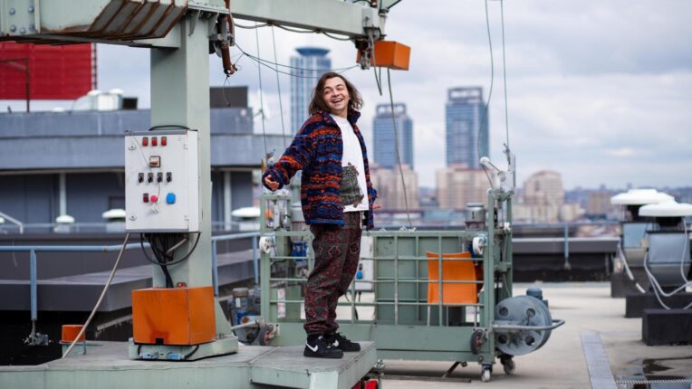 Genç müzisyen Ozan Temizkan yeni yıla “Bin Kadeh” isimli parçasını müzikseverlerle buluşturarak başladı!