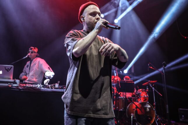 Son dönem rap müziğin yıldızlaşan AGA B’den Zorlu’da bol konuklu müthiş bir performans