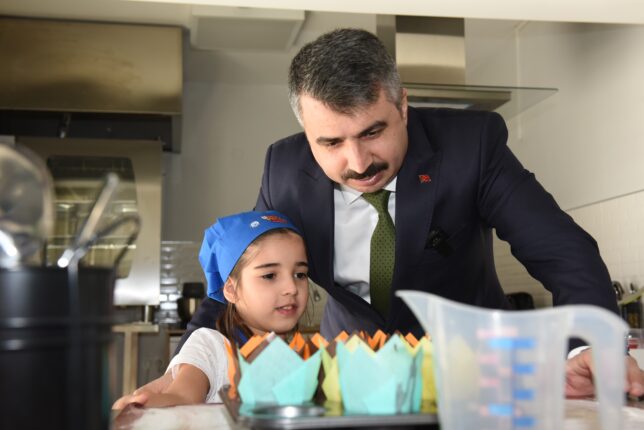 MİNİK ŞEFLER BAŞKAN AMCA İLE MUTFAKTA