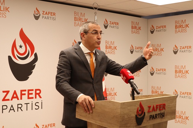 Metrobüslerin her manevraları tüm trafiği felç etmektedir