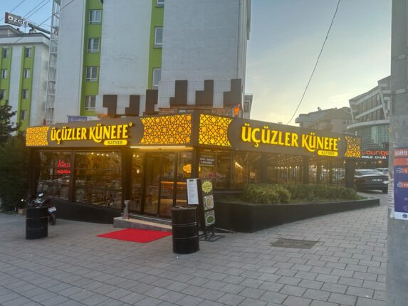 ÜÇÜZLER KÜNEFE, GÖRÜKLE DE.