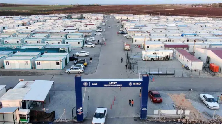 BTSO, Hatay’da kurulan geçici yaşam alanını ziyaret etti… Saadet Partili Gökhan Gerçek o anlara şahitlik etti.