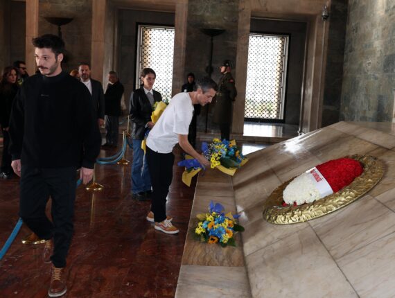 ZAFERİN RENGİ FİLMİNİN ANKARA GALASINA YOĞUN İLGİ: GALA ÖNCESİ ANITKABİR’İ ZİYARET ETTİLER