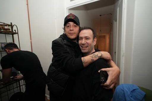 YENİ YAŞINI ÜNLÜ DOSTLARIYLA KUTLADI