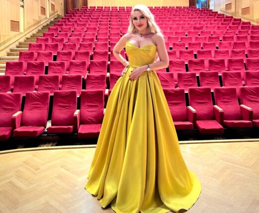 Altın Kalp ve Vefa Ödüllerini sunan Esin Yum Güzelliği ve Şıklığıyla geceye damga vurdu…