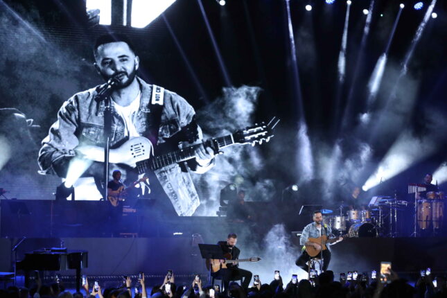 GÖKHAN ÖZEN’in Ankara konserinde yer yerinden oynadı < Annesi konseri izledi, seyircilerin arasına indi.