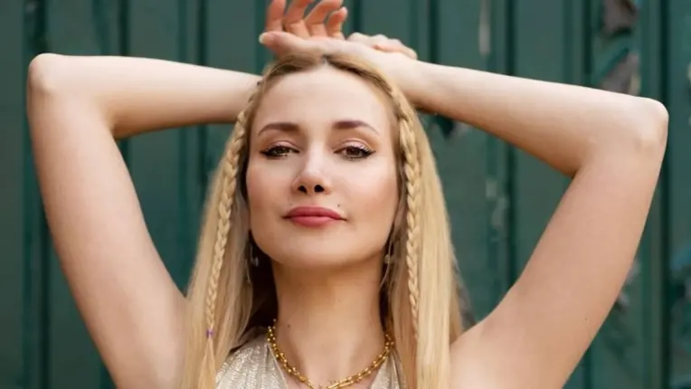 GÖKÇE Türk sanat müziğine kendi yorumunu kattığı ALA GÖKÇE serisinin ilk ürününü yayınladı