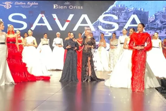 TUĞBA YİĞİT DEFİLESİNDE SAVAŞA HAYIR ÇOCUKLAR ÖLMESİN DEDİLER