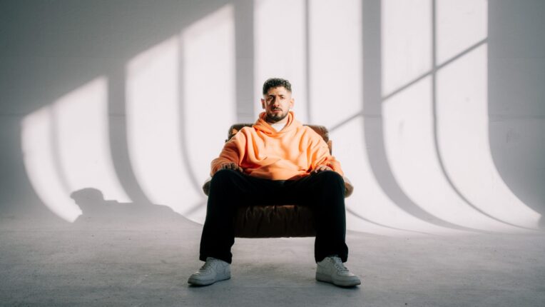 Kara “Kanlı Defter” i sevenlerinin beğenisine sundu!