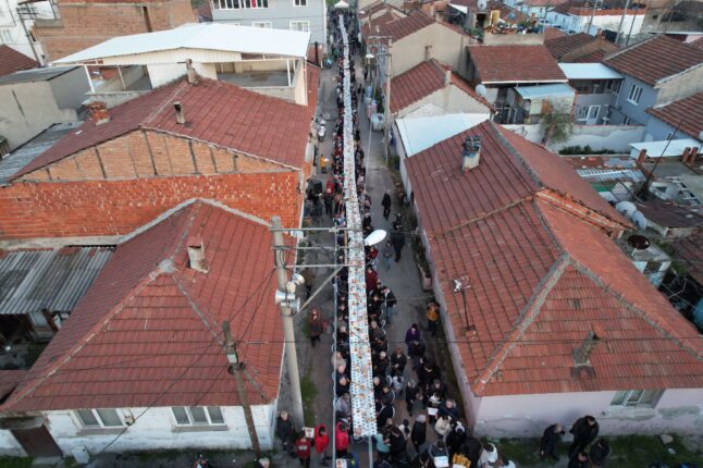 MUSTAFAKEMALPAŞA’DA ‘ERDEMLİ BELEDİYECİLİK’ İÇİN KADINLARDAN İMECE USULÜ İFTAR