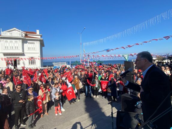 MUDANYA’DA DEMOKRASİ ŞÖLENİ YAŞANDI     DENİZ DALGIÇ: BİZİM TEK DERDİMİZ MUDANYA