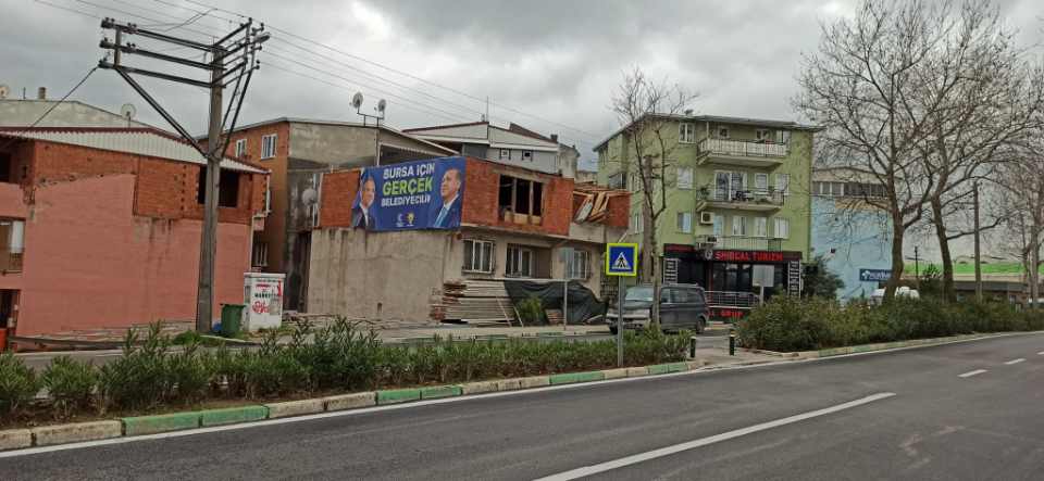 Kaçak Binaya AK Parti Afişi!