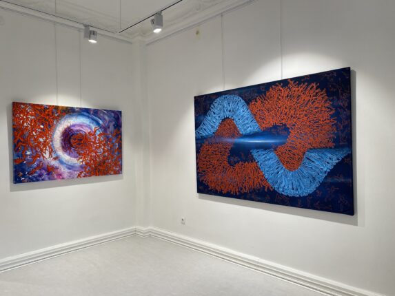 ADVİYE BAL’IN RENKLER ve FİGÜRLER İÇİNDE YOLCULUĞA ÇIKARAN YENİ SERGİSİ “ZAMANSIZ/TIMELESS” RED ROUGE ART GALERİ’DE AÇILDI!