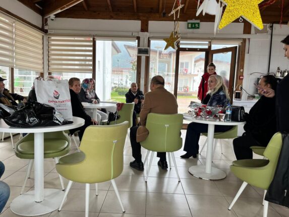 Milletimiz iki kutuba sıkışıp kalmaktan artık bıkmış.