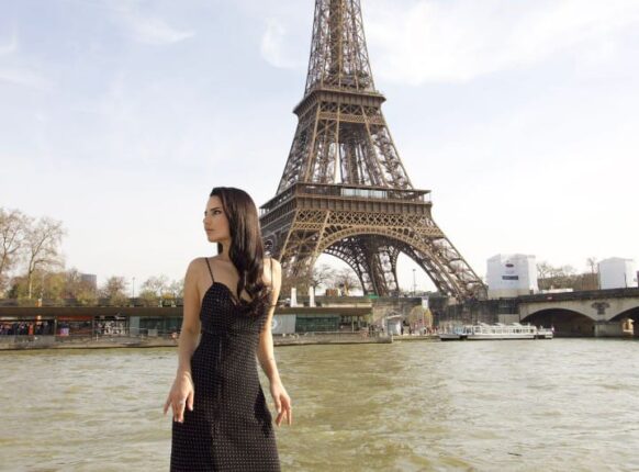 Cansenem Kaplan Paris’te güzelliği ile büyülüyor!