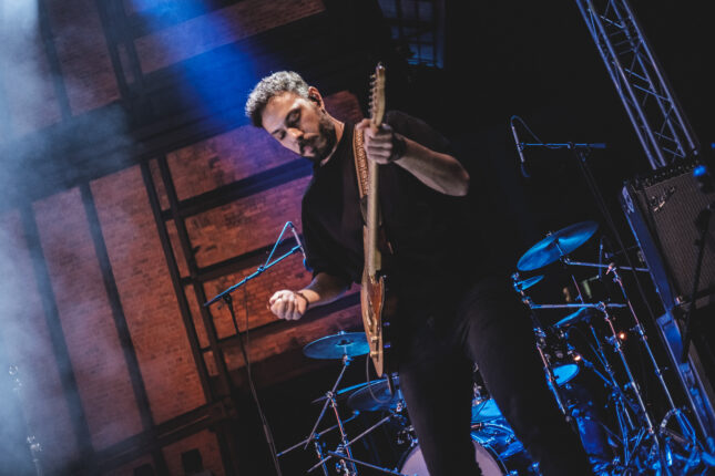 Emre Azaklar, yeni teklisi “Arada Bir Görüşmeli”yi dinleyicileriyle buluşturdu!