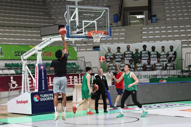 Şadi Özdemir Bursaspor Basketbol Takımı’nı antrenmanda izledi