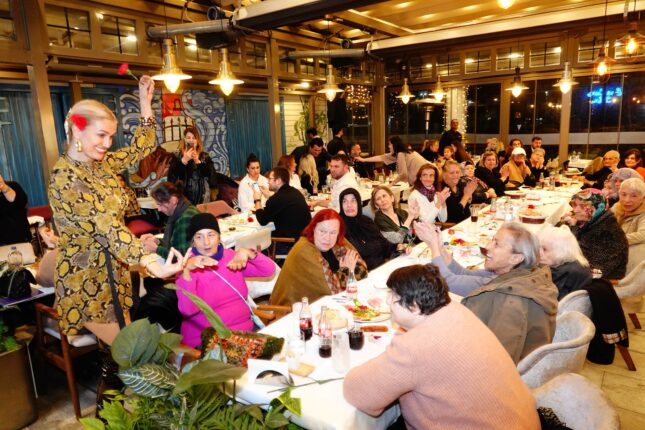 Tuğba Özay’dan İftar Yemeği