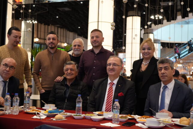 YILMAZ VURAL ve ATAŞEHİR KAYMAKAMI EMEKÇİ KADINLARIN KADINLAR GÜNÜNÜ KUTLADI