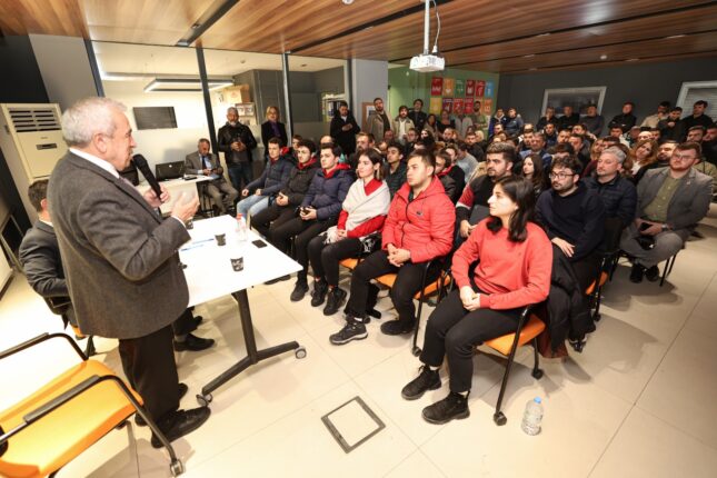 ŞADİ ÖZDEMİR ÜNİVERSİTELİ GENÇLERLE BULUŞTU