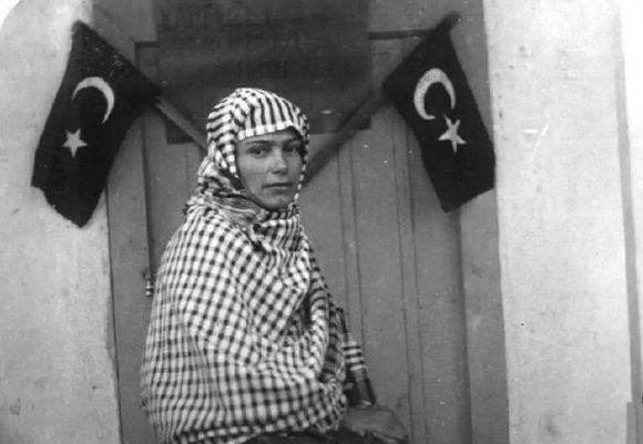 Türkiye’nin İlk Kadın Muhtarı Gül ESİN’in Tiyatro Anlatımı Heyecanla Karşılandı