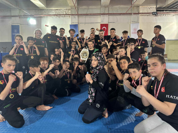 Benim projem. desteklerinizi bekliyorum |Hatay’da ‘TÜRKİYE’NİN ÇOCUKLARIYLA BULUŞMA’ Etkinliği dünya şampiyonu kickboksçu başladı.