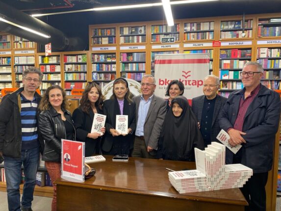 Baysal’ın imza gününe yoğun ilgi!
