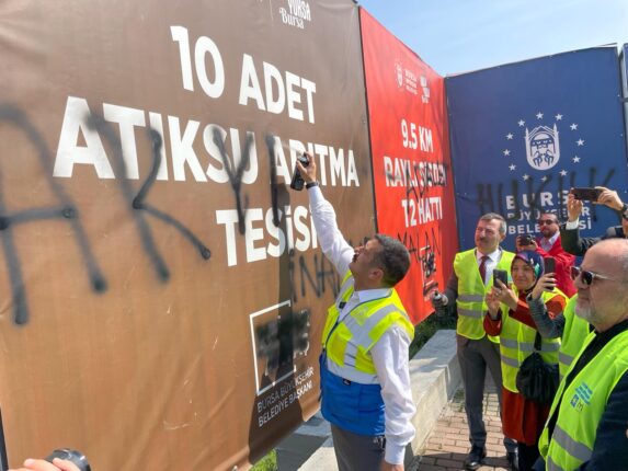 BURSA’DA SPREYLİ, BOYALI  BİLLBOARD PROTESTOSU!