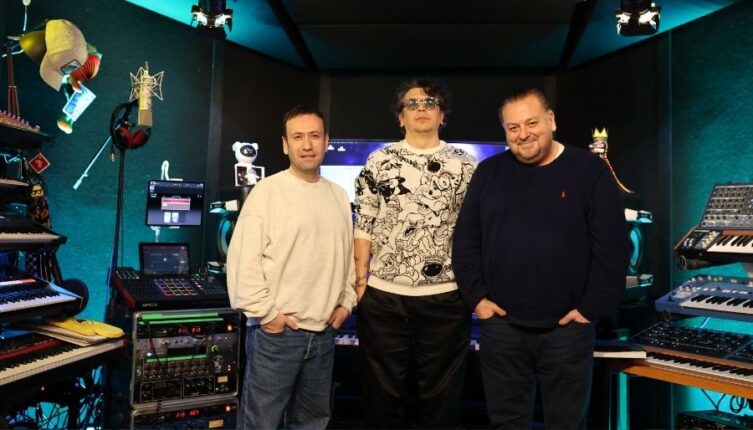 ERSAY ÜNER’DEN BOL SÜRPRİZLİ BİR ALBÜM GELİYOR