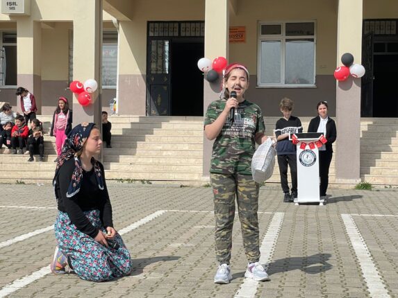 Öğrenciler sergiledikleri drama, şiirler ve tiyatro gösterileri ile Çanakkale ruhu yaşattılar