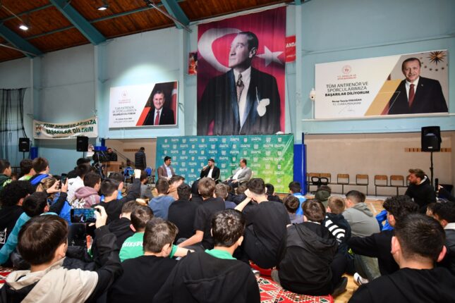 YILDIZ FUTBOLCU MEMLEKETİNDE GENÇLERLE BULUŞTU