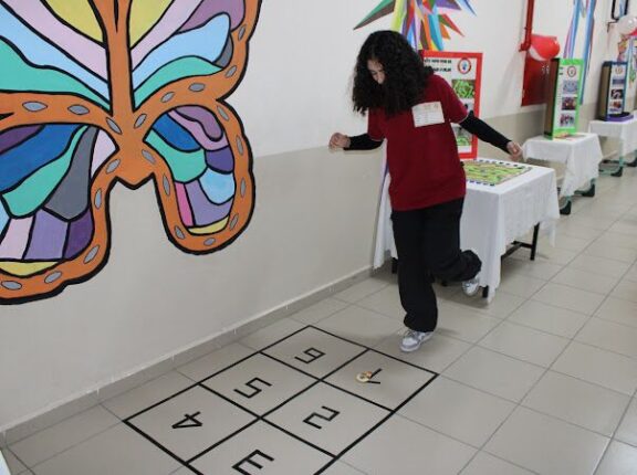 ERDEM BAYAZIT ORTAOKULUNDA “GELENEKSEL YÜZ YÜZE 100 ÇOCUK OYUNLARI MÜZESİ “AÇILIŞI GERÇEKLEŞTİRİLDİ.