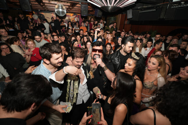 EV’E ÜÇÜNCÜ KEZ KOBRA MURAT DAMGASI “HERKES GÖBEK ATACAK!”