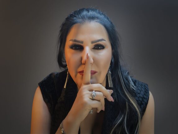 İranlı Oyuncu Melis Melina’dan İbret Alınacak Kitap