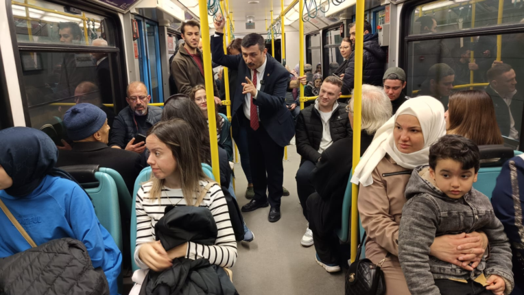 Vagonların birinden inip diğerine binerek propaganda yaptı.